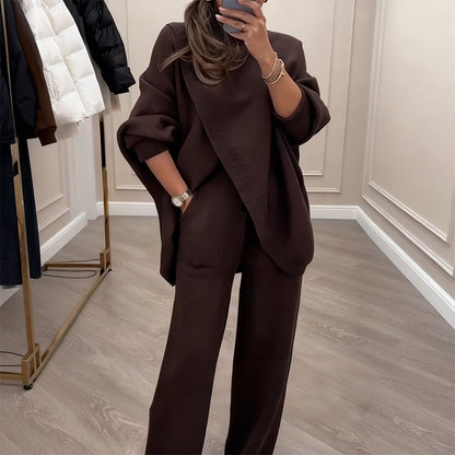 Dwuczęściowy zestaw damski składający się z luźnego swetra i spodni